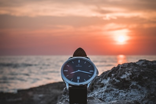 SUNSET DIALS: HOW GOLD AND ROSE TONES ARE TAKING OVER 2025