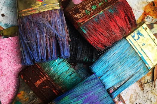 TEXTILE DREAMS: HOW COLOR THEORY SHAPES THE FIBER ART MOVEMENT