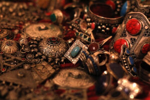 ALL THAT GLITTERS: NECKLACES DESIGNED TO STEAL THE SPOTLIGHT